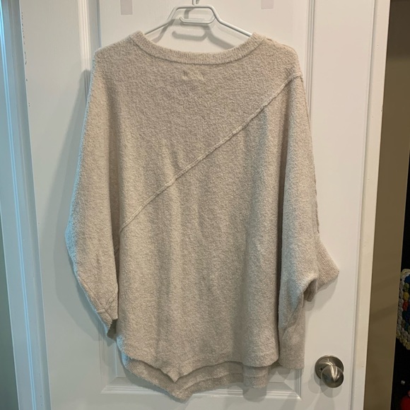 Oversize L/XL Poncho-Style Sweater with Asymmetric Hem - Picture 2 of 8